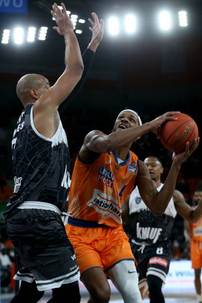 莱万在各个教练手下数据.