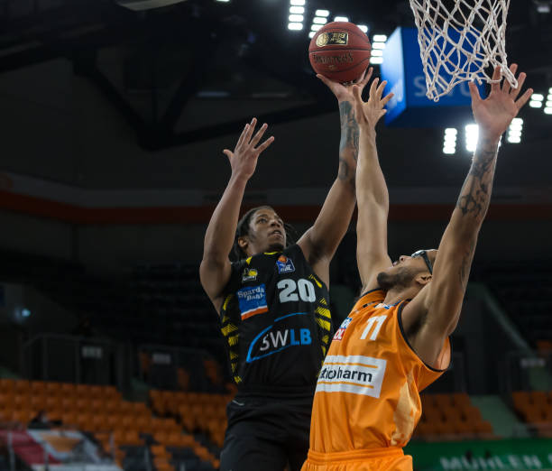 半场-乌兹1-0十人吉尔吉斯斯坦 肖穆罗多夫失点阿里扎诺夫破僵.