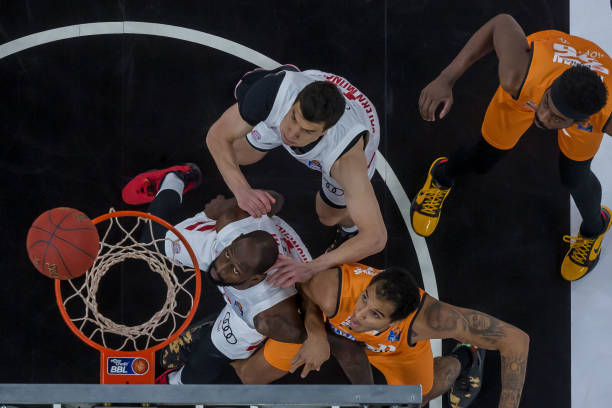 ⚽️足总杯战报：努里、戈麦斯建功，黄喜灿屡失良机，狼队2-1险胜布里斯托尔城.