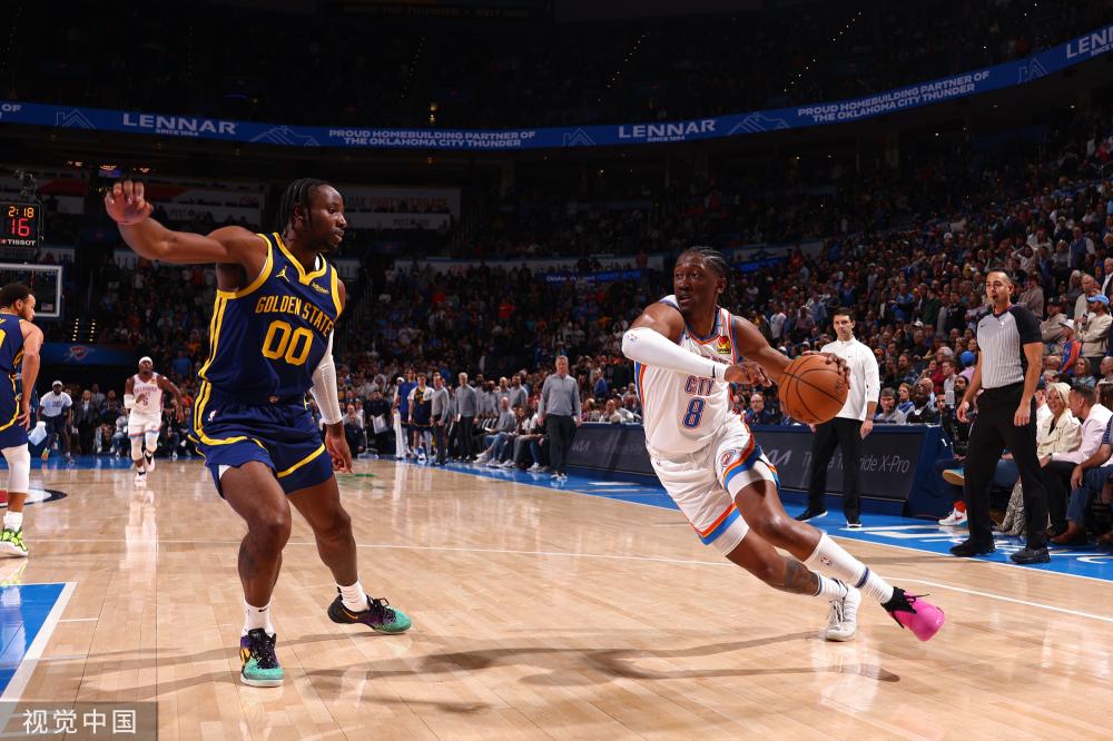 小宝麦迪撞胸致意 这波互动看着就超痛